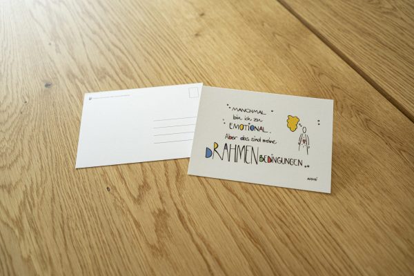weiße Postkarte mit bunter Schrift "Manchmal bin ich zu emotional. Aber das sind meine Drahmenbedingungen"
