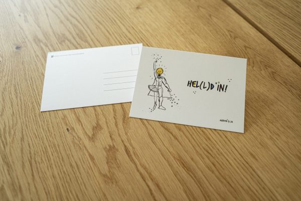 weiße Postkarte mit bunter Schrift "Hel(l)d*in"