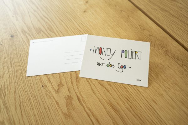 weiße Postkarte mit bunter Schrift "Money poliert nur das Ego"